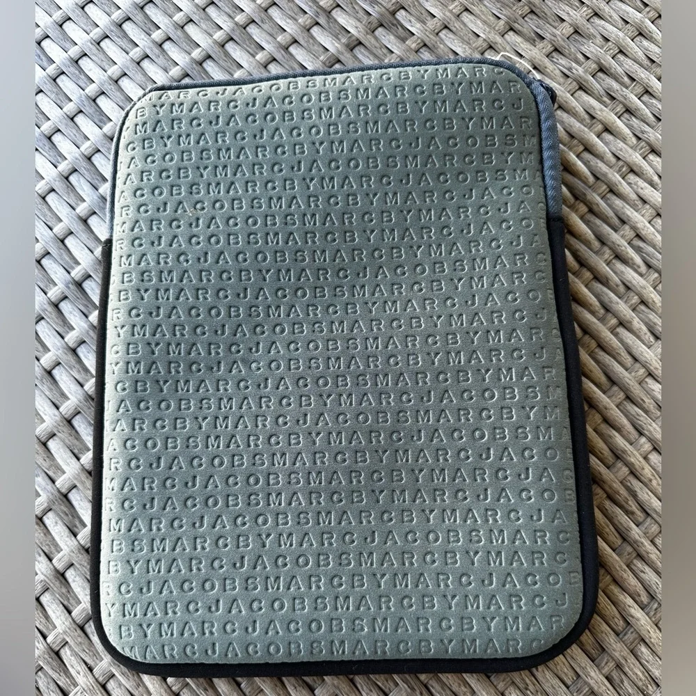 Marc by Marc Jacobs standard supply Logo neoprene fleece lined tablet zip case
